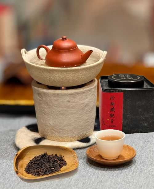 以吳晟誌燒造的蒸盞瀹茶爐沖泡1960年代珍蘭鐵觀音。(圖/吳德亮攝影)
