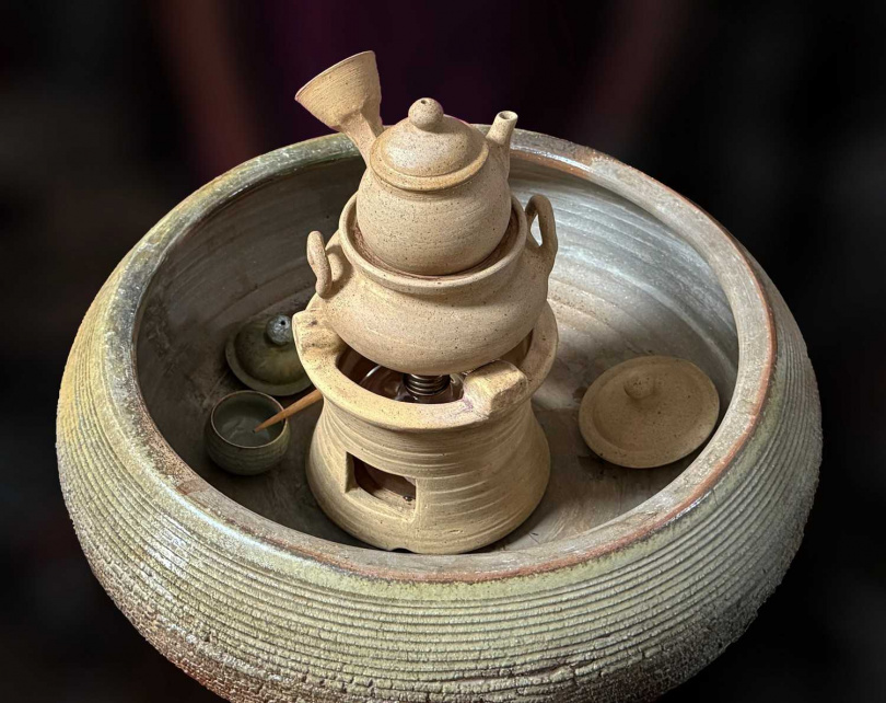 陶藝名家翁國珍創作的整套蒸釜瀹茶爐。(圖/吳德亮攝影)