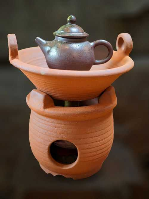 陶藝名家翁國珍創作的蒸盞瀹茶爐。(圖/吳德亮攝影)