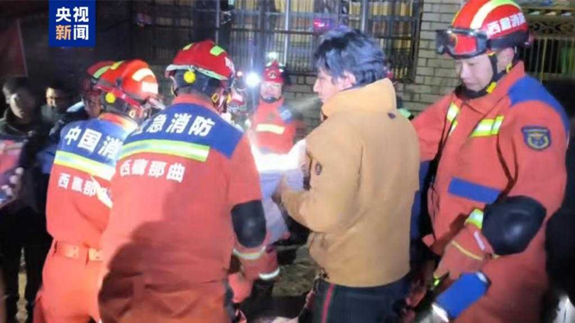西藏強震後已投入超過1600人救援,部分道路因落石封閉,加上當地可能降雪,恐增加搜救難度。(圖/大陸央視)