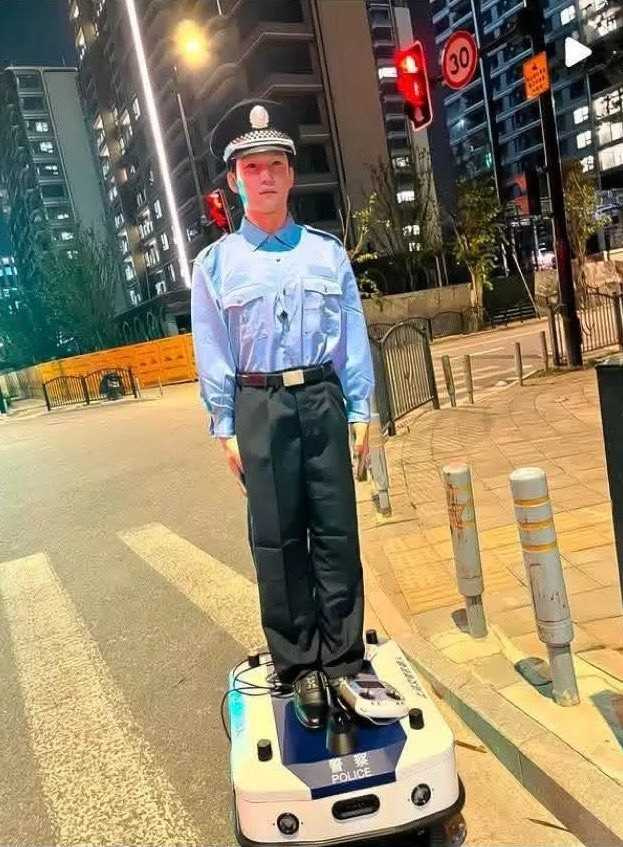 上海街頭近日出現「人形交通管理機器人」。(圖/翻攝明報)