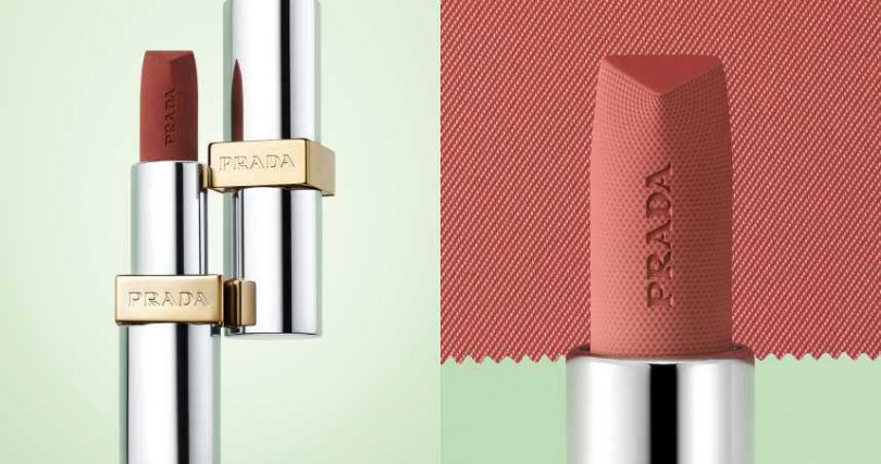 非常創新且實用的細節，包括 唇膏底部設計成三角形，象徵 Prada 的標誌，同時能精準對應唇峰，方便描繪完美唇型。而方形戒環設計讓你無論如何擺放唇膏，皆不會影響膏體完整性，體現 Prada 對細節的重視。此外擁有環保填充設計， 支援可替換芯與環保填充，結合實用性與環保理念，滿足現代消費者的需求。（圖／品牌提供）