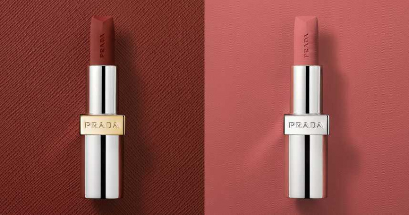 左為Prada Beauty格紋極霧唇膏系列的革紋極霧唇膏 B03醜赤棕1590元。右為Prada Beauty尼龍柔霧系列的尼龍柔霧唇膏#B101廢裸棕（圖／品牌提供）