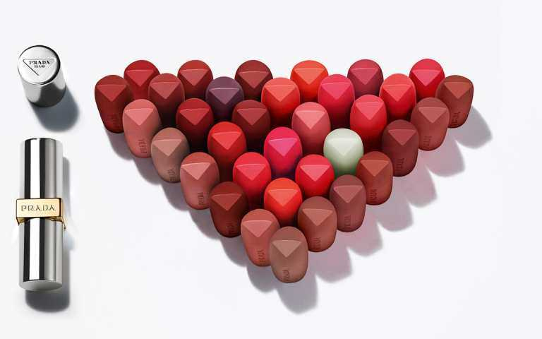 PRADA Beauty首選絕對是它的經典唇膏系列，此為全系列色彩。（圖／品牌提供）