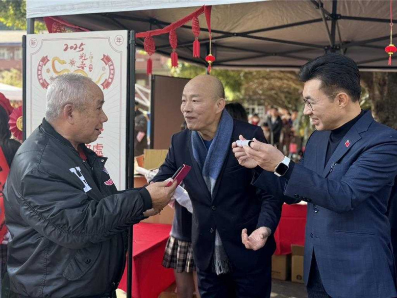 立法院中南部服務中心攜手明台高中霧峰林家花園12日舉辦新春揮毫，立法院長韓國瑜、副院長江啟臣也到場發送春聯，排隊人龍從繞操場1圈達數百米，還有人上午5時就來排隊「搶頭香」，人氣超旺。（圖／中國時報記者潘虹恩攝）