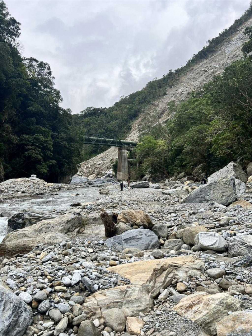 澳洲籍新加坡夫妻去年花蓮發生0403強震後，疑困太魯閣國家公園砂卡礑步道失聯迄今，11日有農民在步道1.5公里五間屋附近發現疑似人骨，警方取回鑑定後，確定人骨DNA是失蹤的47歲男子Sim Hwee Kok。（圖／警方提供）