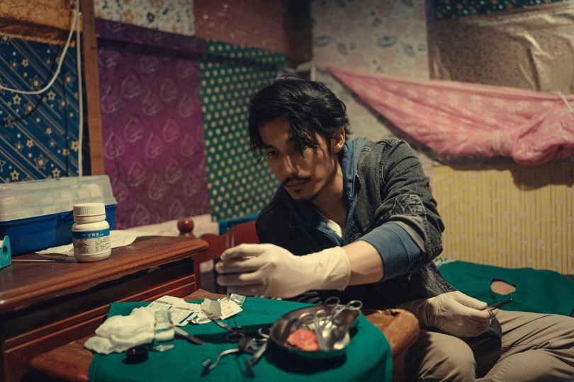 連炳發飾演越南整形外科醫師,在艱困環境下為病患進行手術。(圖/公視、中華電信、瀚草文創)