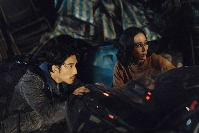 張鈞𡩋劇中協助連炳發不被警方發現其蹤跡。(圖/公視、中華電信、瀚草文創)