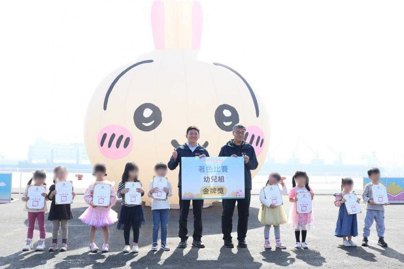 高雄市副市長李懷仁（右五）、高市教育局長吳立森（左六）頒獎表揚各組寫生、著色比賽得獎學生。（圖／教育局提供）