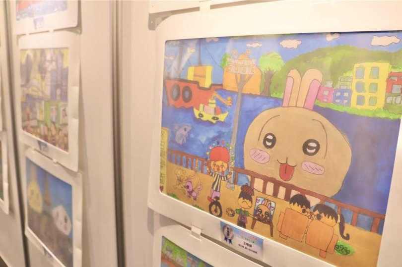 學生們紛紛發揮創意，將愛河灣的「小可愛」吉伊卡哇們畫入作品。（圖／教育局提供）