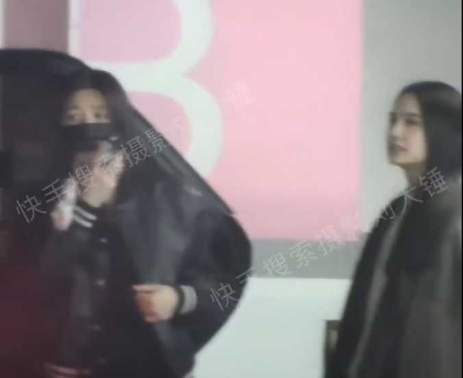 陳妍希離婚後首度露面，好友楊丞琳暖心陪伴左右。（圖／翻攝自微博／快手搜索攝影劉大錘）