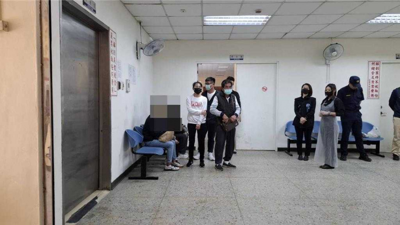 林姓國中生猝死命案3日在台南市立殯儀館解剖相驗，死者的阿公（前方黑背心者）、郭姓生母（白上衣者）與林姓父親（阿公後方白布鞋者）到場臉色鐵青。（程炳璋攝）