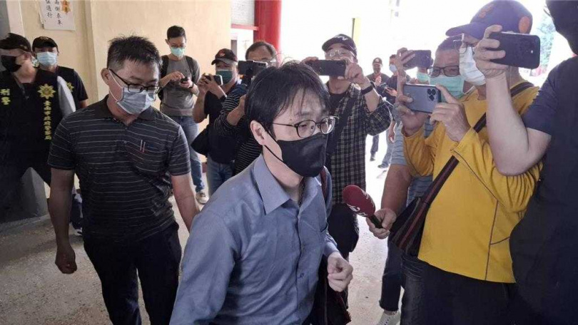 林姓國中生猝死命案3日在台南市立殯儀館解剖相驗，胡晟榮（藍襯衫者）為相驗檢察官。（程炳璋攝）