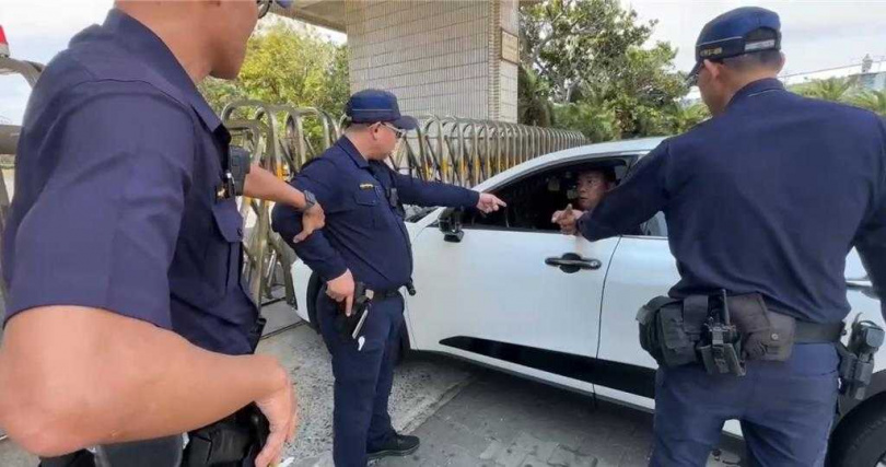 恆春鎮代主席趙記明開車衝撞核三廠大門。（圖／報系資料照）