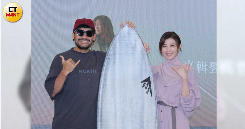 張震嶽送上滑板為蘇慧倫站台。(圖/楊澍攝)