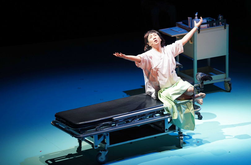 王琄飾演姚麗玲教授。（圖／綠光劇團提供）