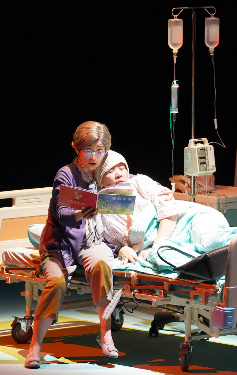 王琄（右）與譚艾珍（左）一同讀童書的場景，成為劇中最動容的其中一幕。（圖／綠光劇團提供）