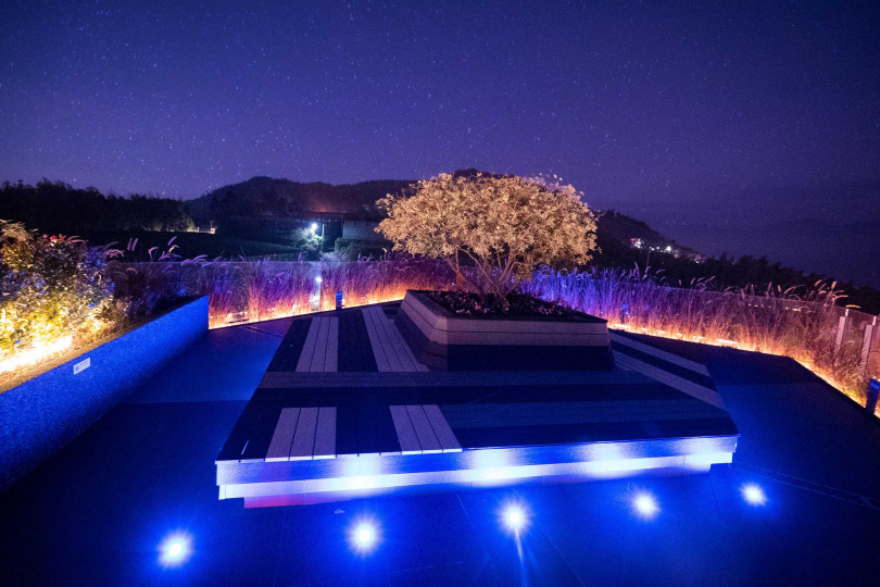 位於酒店頂樓的’aveoveoyu Bar，不論是壯闊的雲海景緻、燦爛晚霞，或是浩瀚無垠的星空都能盡收眼底（圖／阿里山英迪格提供）。