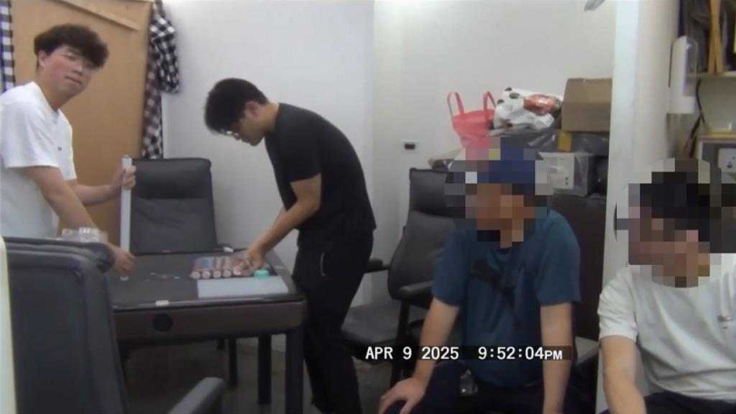 員警查扣賭具。（圖／淡水警分局提供）