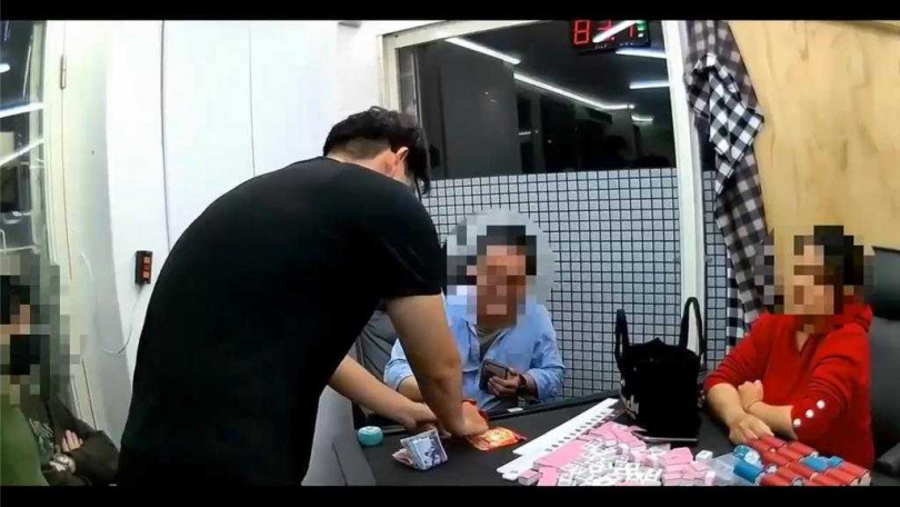 賭客帶「錢母」賭博。（圖／淡水警分局提供）