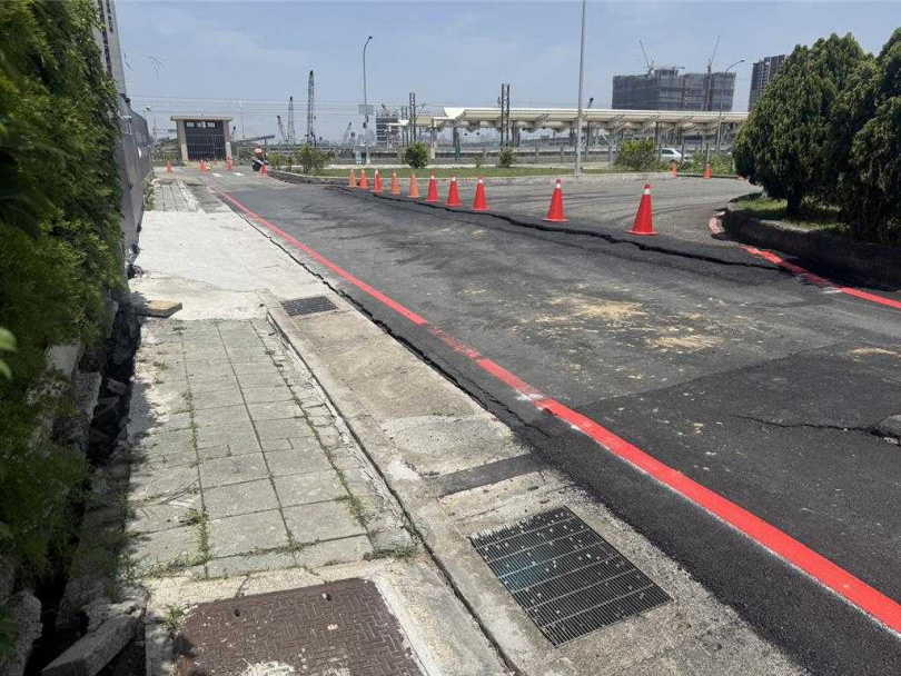 台中市烏日區高鐵二路平面迴轉道日前出現長度逾20公尺的裂痕，且路面高低不平，中市都發局等單位14日前往會勘。（圖／中國時報潘虹恩攝）