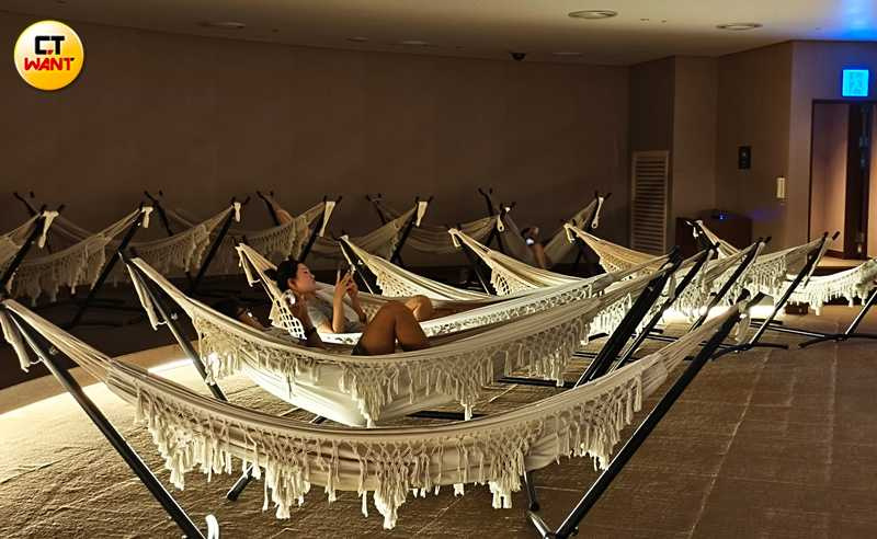 在Spa Land 2樓有吊床區可供休憩放鬆。（圖／魏妤靜攝）