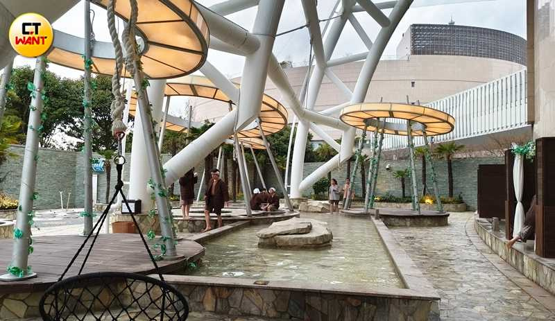 若前往Spa Land足浴區時覺得戶外溫度太低，在出入口前還提供外套借用。（圖／魏妤靜攝）