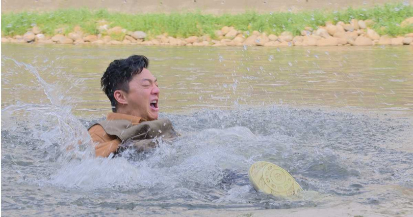 劇組在河濱公園拍落水戲，結果水質不佳，藍葦華和傅子純事後皮膚都過敏。（圖／民視）