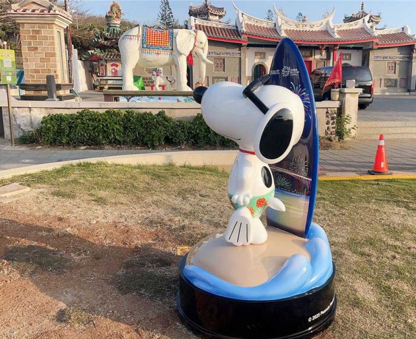 澎湖馬公觀音亭園區設置的史努比衝浪造型公仔，專為澎湖設計。（圖／翻攝畫面）