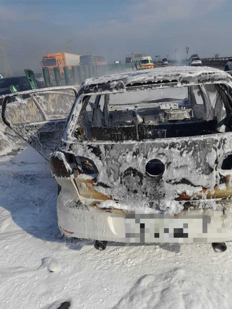 國道3號南下193.5公里和美路段，今（2）日下午發生驚險火燒車事故，31歲吳女載5歲女兒行經該處時，不明原因追撞前車並引發火勢，整輛車陷入火海，燒到幾乎成為廢鐵。（圖／翻攝畫面）