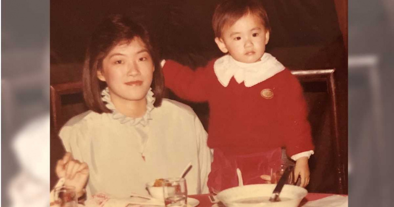 鄭亦真公開兒時照舊。(圖/中天新聞提供)