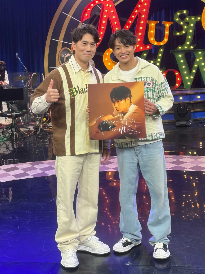 羅時豐曾承諾，頻道訂閱破10萬就幫外甥吳秉辰出歌。（圖／不務正業娛樂有限公司提供）