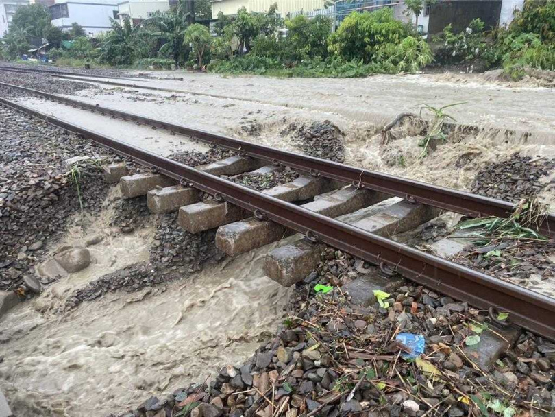 台鐵二水至林內間軌道受大雨影響，造成路線掏空。（圖／台鐵提供）