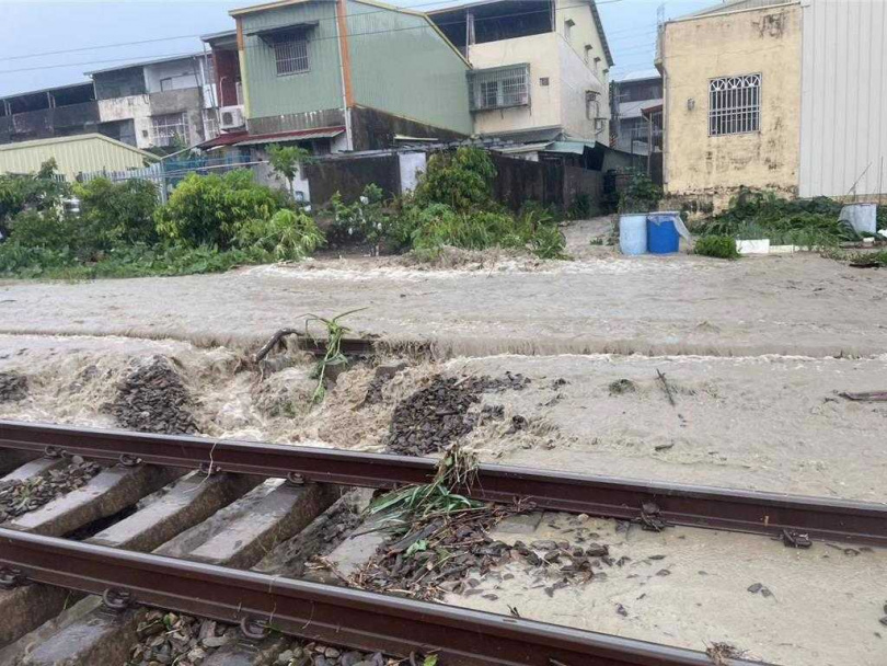 今天下午兩點半雲林下起豪大雨，林內站以北鐵軌淹水嚴重，部分路線被掏空。（圖／台鐵提供）