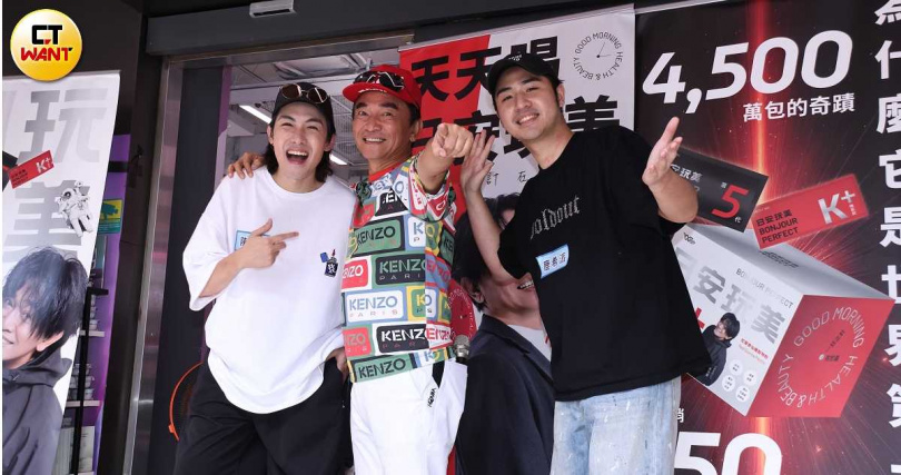 吳宗憲（中）帶著兒子鹿希派（右）與自家藝人陳守恩，一同出席一日店長活動。（圖／焦正德攝）
