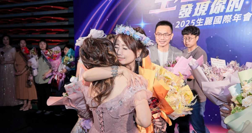 台下眾多鮮花與祝福，見證生麗人互相扶持、共同成長的動人情誼。（圖／生麗國際集團提供）