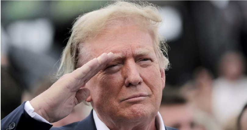 川普上週在社群平台發文,聲稱說服可口可樂採用甘蔗糖,引發話題。(圖/達志/美聯社)