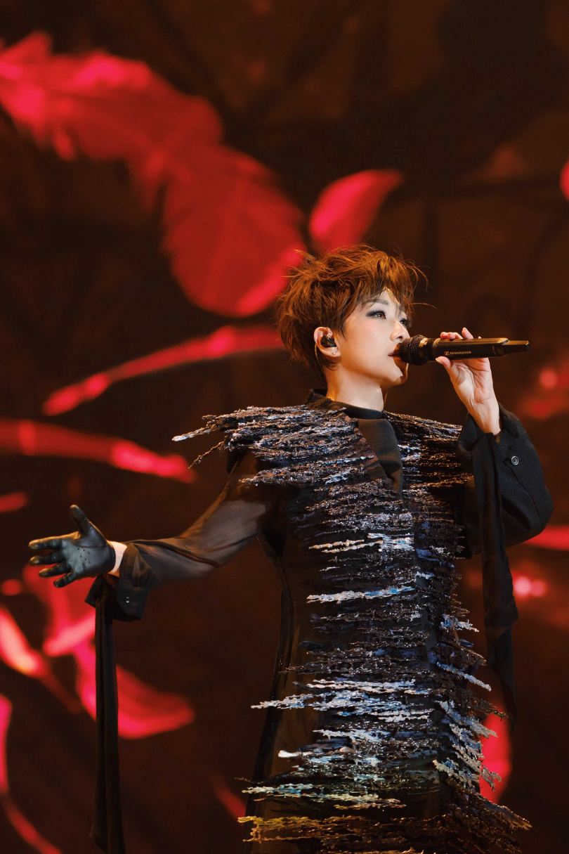 林憶蓮唱到一半哽咽落淚。(圖/索尼音樂提供)