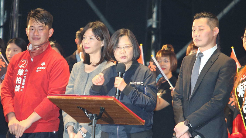 前總統蔡英文（右2）在立委艱困區往往策略性與第三勢力選將合作拓票。圖為2019年底一場競選場合中，蔡英文力薦當時基進黨台中立委候選人陳柏惟（左），還有退出時代力量競選連任的立委洪慈庸（左2）與林昶佐（右）。（圖／報系資料照） 