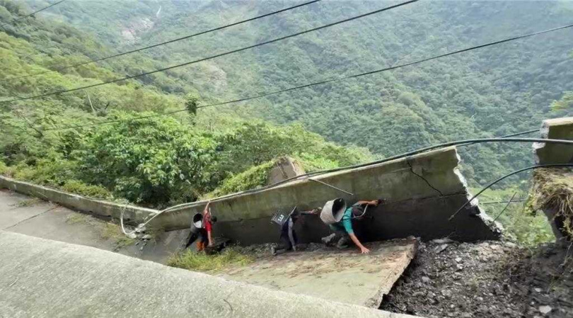 連日豪雨重創屏東縣三地門鄉大社村唯一聯外道路「屏專6線」坍塌12公尺，大社青年5日與族人約10人揹著物資從德文村步行到大社村。（圖／包金茂提供）