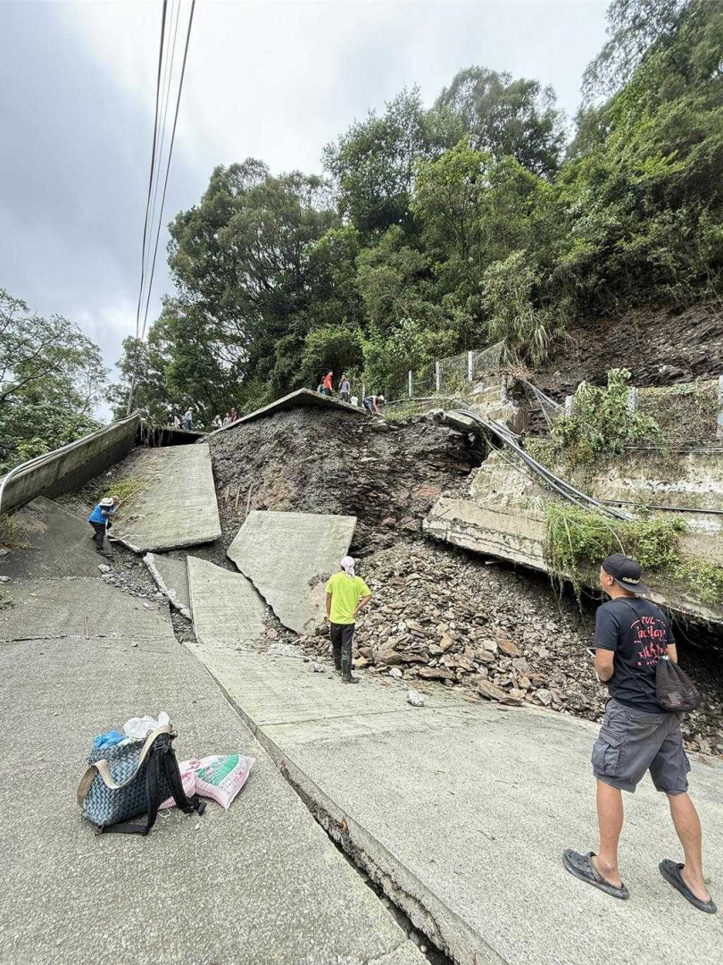 連日豪雨重創屏東縣三地門鄉大社村唯一聯外道路「屏專6線」坍塌12公尺，大社青年5日與族人約10人揹著物資從德文村步行到大社村。（圖／包金茂提供）