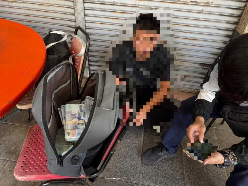 警方鼓勵民眾檢舉詐騙集團，但通常只能逮到基層的取款車手。圖為一名馬來西亞籍男子充當車手，被警民聯手查獲。（圖／報系資料照）