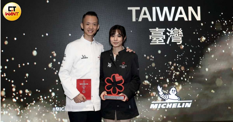 今年獲得一星的高雄「方蒔」夫妻檔主廚蔡中和（左）、獲得「米其林指南服務大獎」的餐廳外場經理兼侍酒師陳玉錡。（圖／侯世駿攝）