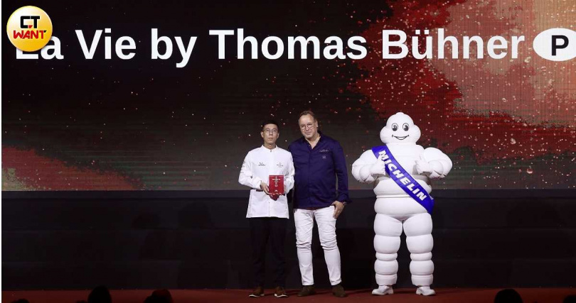 當代歐陸料理餐廳「La Vie by Thomas Bühner」參與經營的德國三星名廚Thomas Bühner（右）與港籍行政主廚楊展浩。（圖／侯世駿攝）