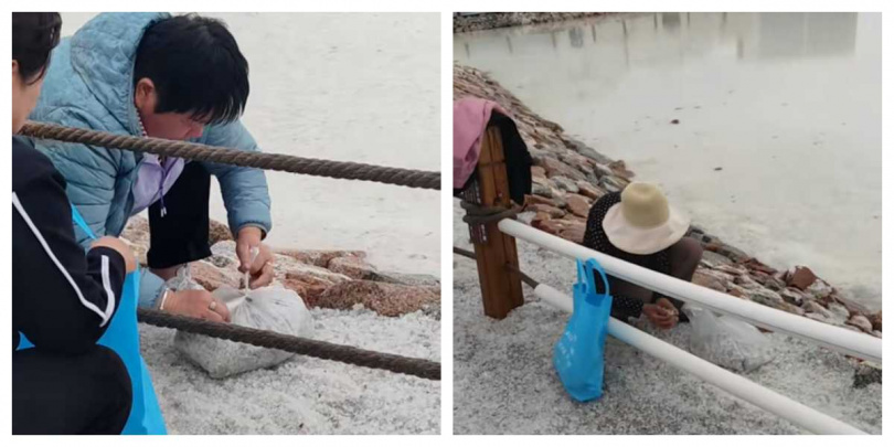 遊客在茶卡鹽湖景區蹲地裝袋取鹽，引發外界質疑與爭議。（圖／翻攝自極目新聞）