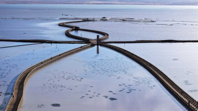 茶卡鹽湖以『中國天空之鏡』聞名，奇特景觀吸引眾多遊客。（圖／翻攝自中新社）