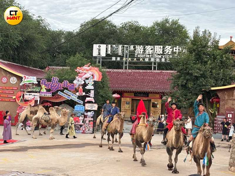 莫尼山非遺小鎮的廣場上，每天都有蒙古族的習俗表演，圖為《駝隊迎親》。（圖╱王若攝）
