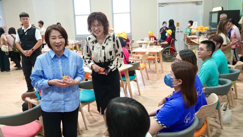 周春米縣長向日照夥伴們加油打氣，期許大家繼續發揮傳承力量。（圖片提供／屏東縣政府）