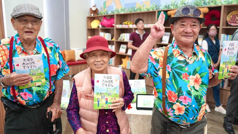 許多長輩拿著新書，興奮地指著照片分享：「這是我們社區！」「我也在書裡喔！」。（圖片提供／屏東縣政府）
