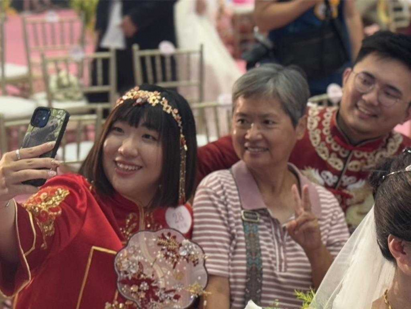 新北市長侯友宜表示，今天很開心看到102對新人在新北聯合婚禮舉行婚禮見證，時代改變，一對年輕人要從朋友到情人、到夫婦，要面對很多嚴峻挑戰，變成夫婦不簡單，結婚的人越來越少，因此為了鼓勵大家結婚，聯合婚禮推出很多鼓勵政策。（圖／報系資料照）